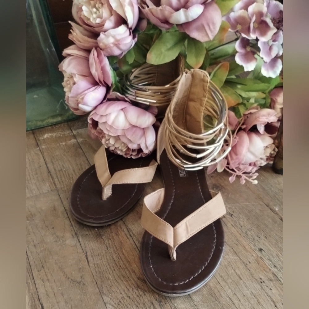 Shoes of Soul(SOS)Sz 8W Light Brown Strappy Sandals w/ Silver Accents